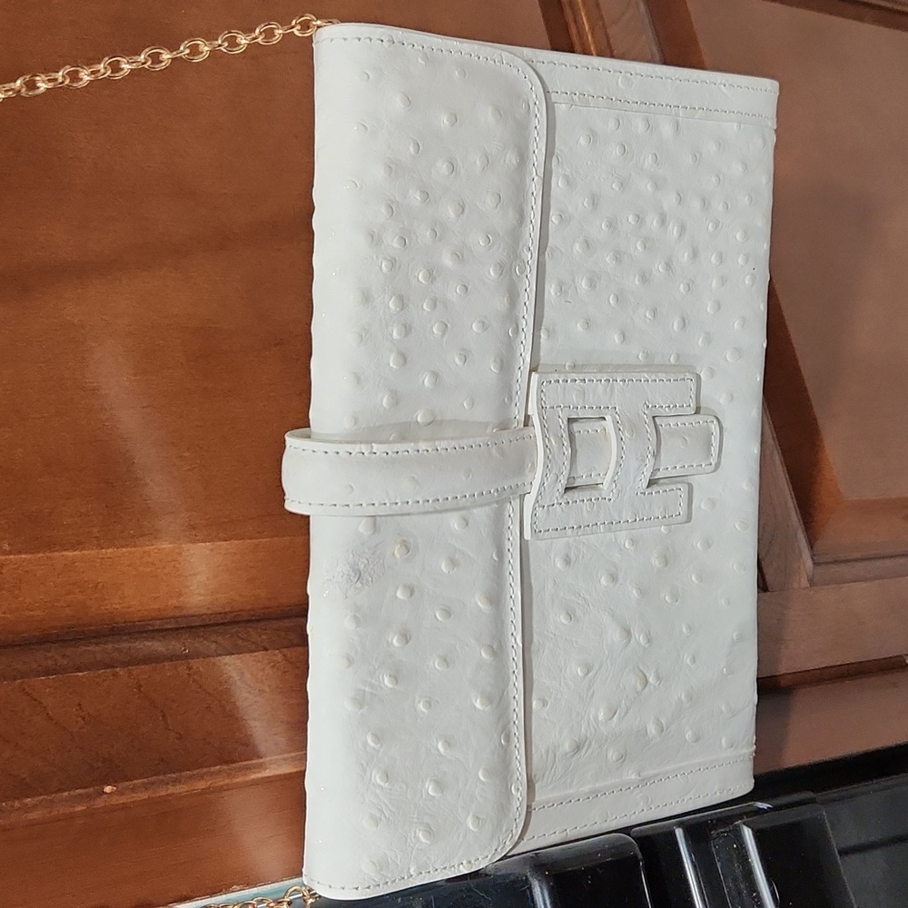 Vera Pelle White Textured Clutch with Gold Chain - Picture 3 of 8